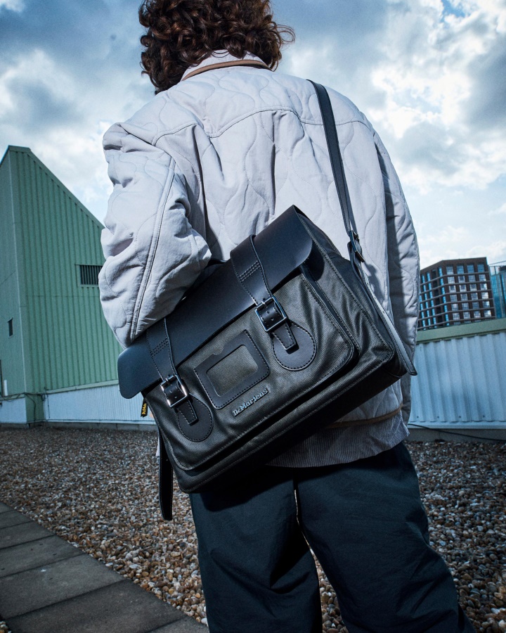 Geanta Messenger Dr.martens Romania Neagra Din Piele Si Panza