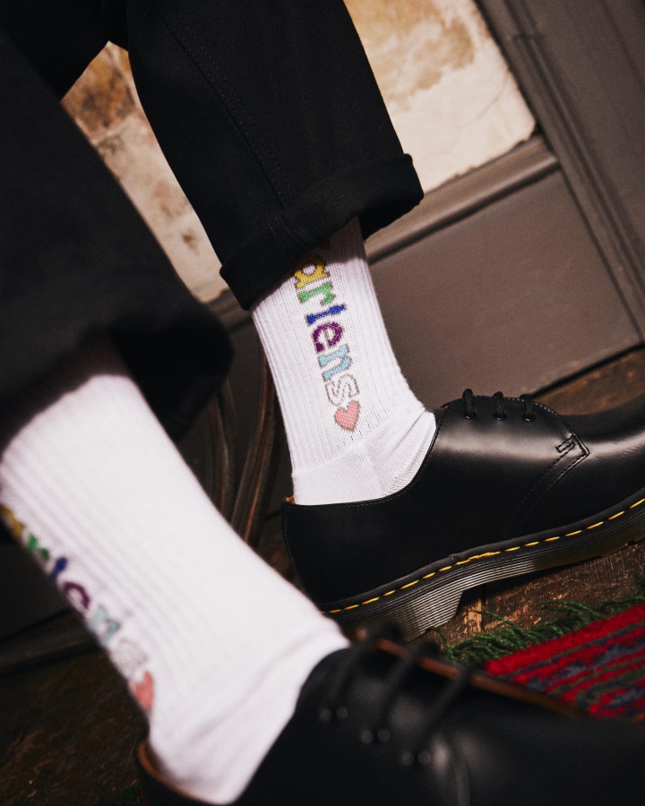 Sosete Din Amestec De Bumbac Alb Dr.martens Romania For Pride Cu Logo Vertical